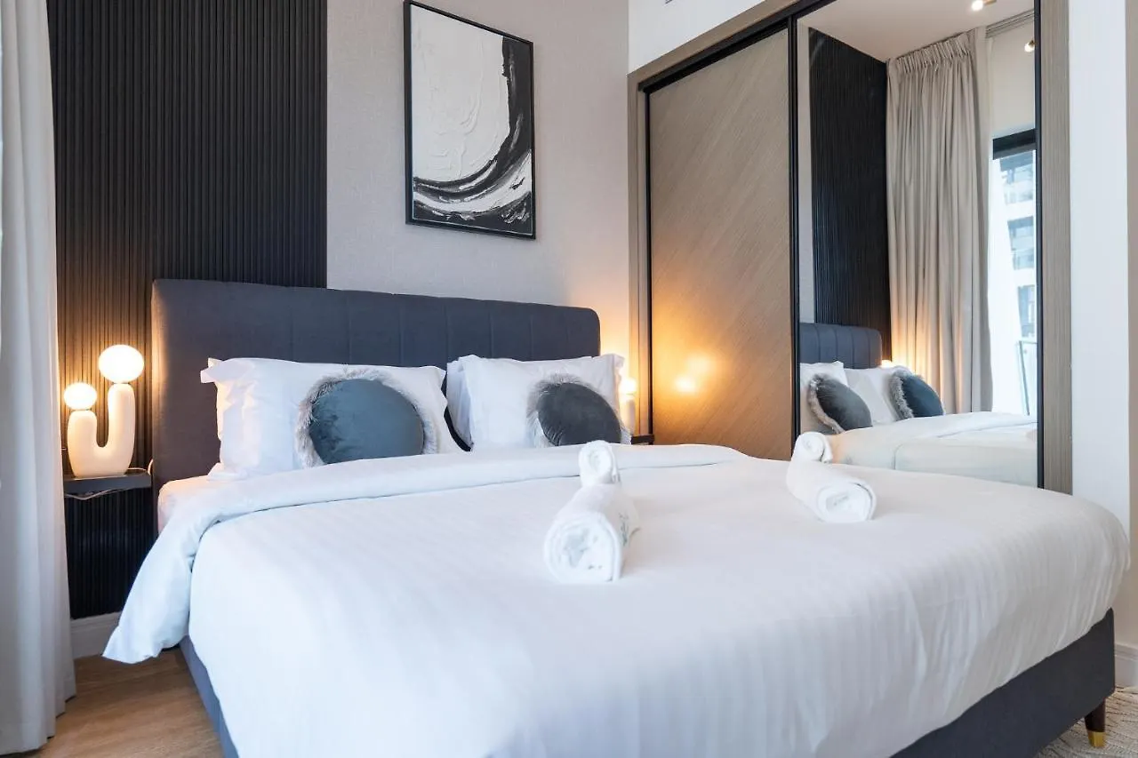 Apartment Elegant Treat With Burj Khalifa View By Suiteable Dubai United Arab Emirates